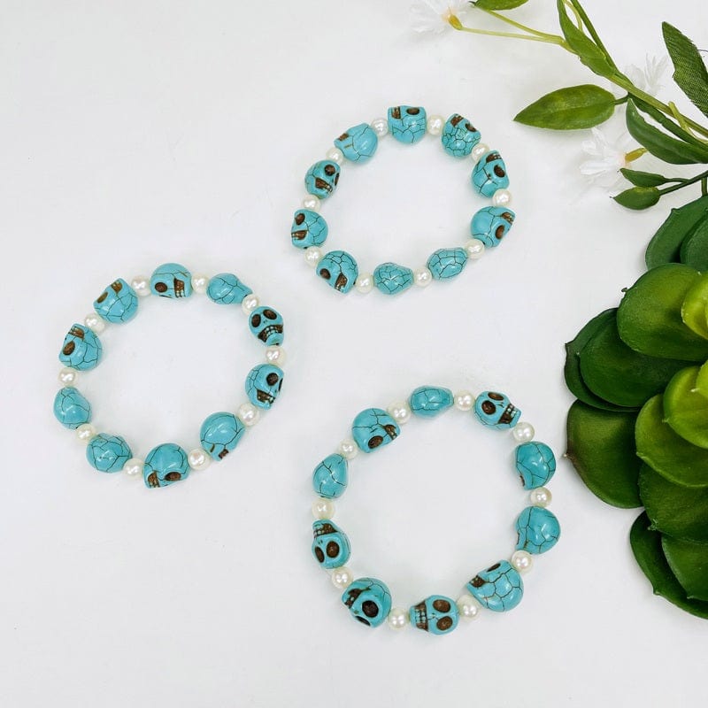 Turquoise Magnesite Skull bead Bracelet with Pearl Accent