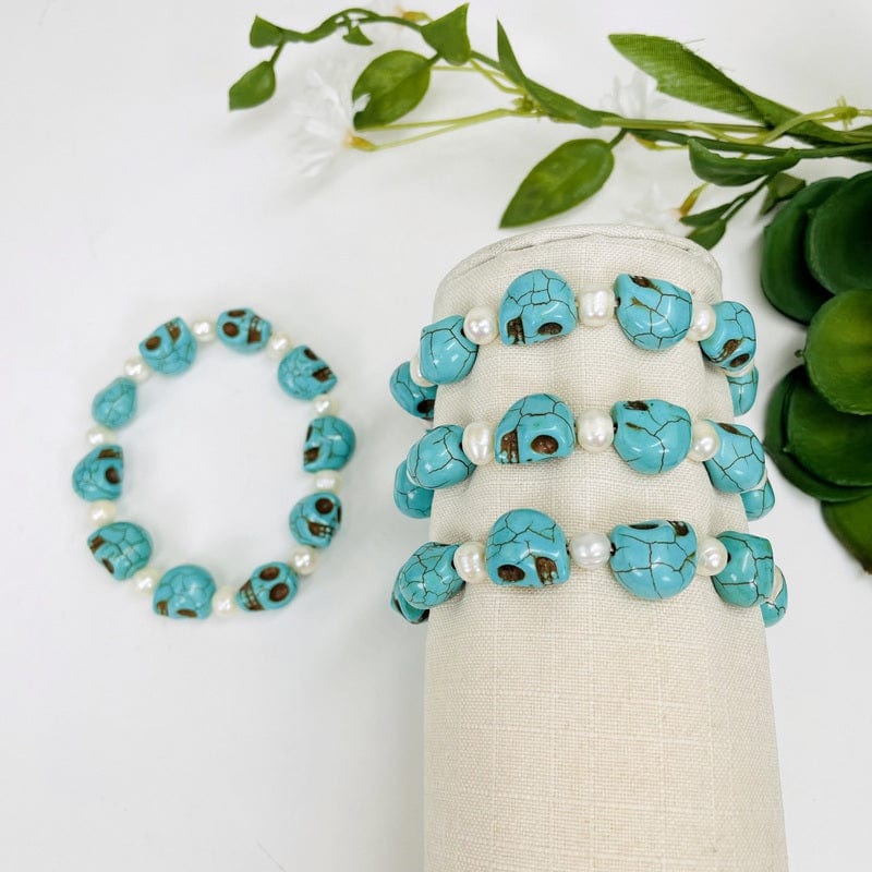 Turquoise Magnesite Skull bead Bracelet with Pearl Accent